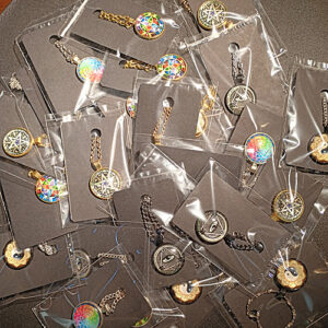 25 kettingen met een cabochon hanger.
