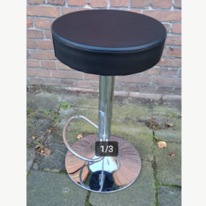 Moderne Kruk op chroom poot